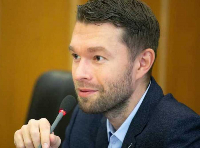 Депутат Екатеринбургской гордумы Алексей Вихарев использует связи для освобождения водителя-беглеца