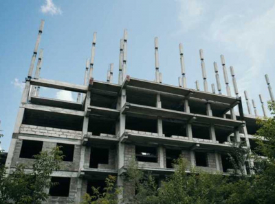 Региональные чиновники греют руки на больничных долгостроях