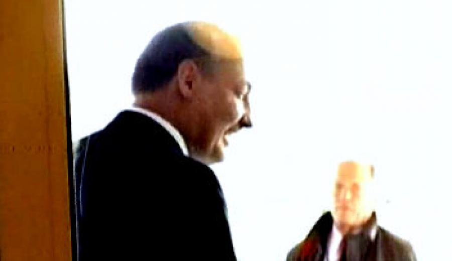 Сотрудник Полиции безопасности занимается преступным промыслом