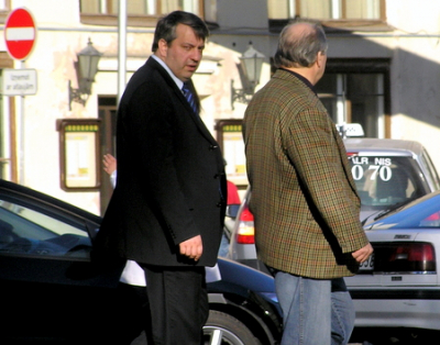 Связавшись с Василием Мельником и Бесланом Абдулмуслимовым, экс-министр Латвии Велдре стал бить людей лицом об асфальт